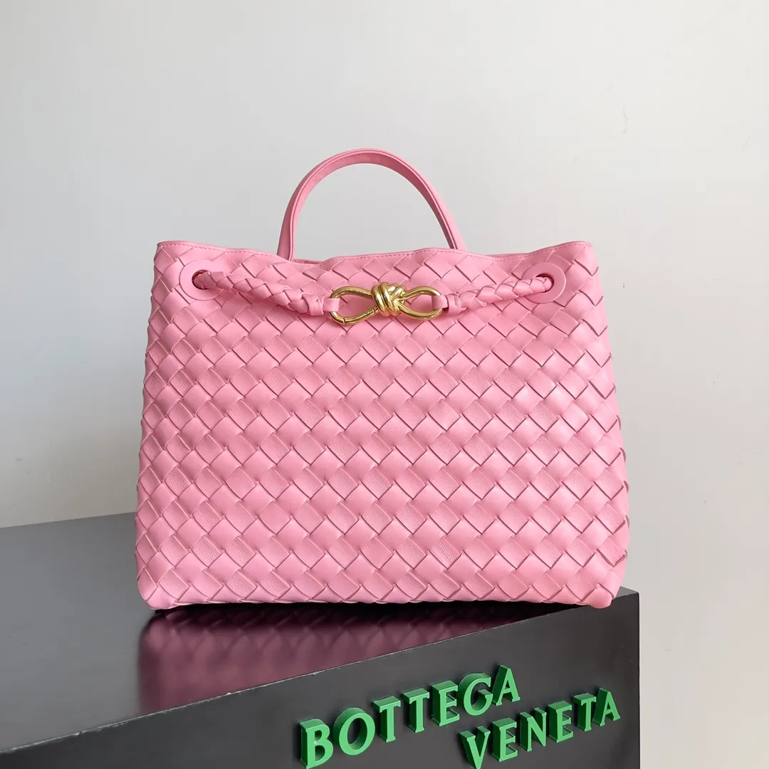 The 2023 new Andiamo batch of 2260 BV has been shipped‼ ️Really popular🔥The new Andiamo woven handbag launched by Bottega Veneta this season is really popular all over the world! ! Celebrities at home and abroad have worn it, and Oscar-winning actress Michelle Yeoh has taken it out on the street. Song Jia, Trai Yara, Yu Feihong, Sanji Ayaka, Rosie Hunting-Whiteley, Yoshioka Riho, etc. have all picked up this bag. It is classic and versatile, showing off its temperament, and the bag capacity is also large, which is very convenient for daily commuting! ! A variety of carrying methods, the shoulder straps can be adjusted by yourself, the original lambskin feels soft and delicate, and the unisex style breaks the gender boundaries and brings a more practical and long-lasting use experience. Andiamo, which has both elegant and casual styles, perfectly interprets the true appearance of "fashionable old money style". Style number: 743572 Size: 32*24*12